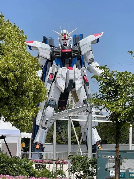 上海金桥啦啦宝都 1:1 实物大【自由高达】 今日“上头”仪式