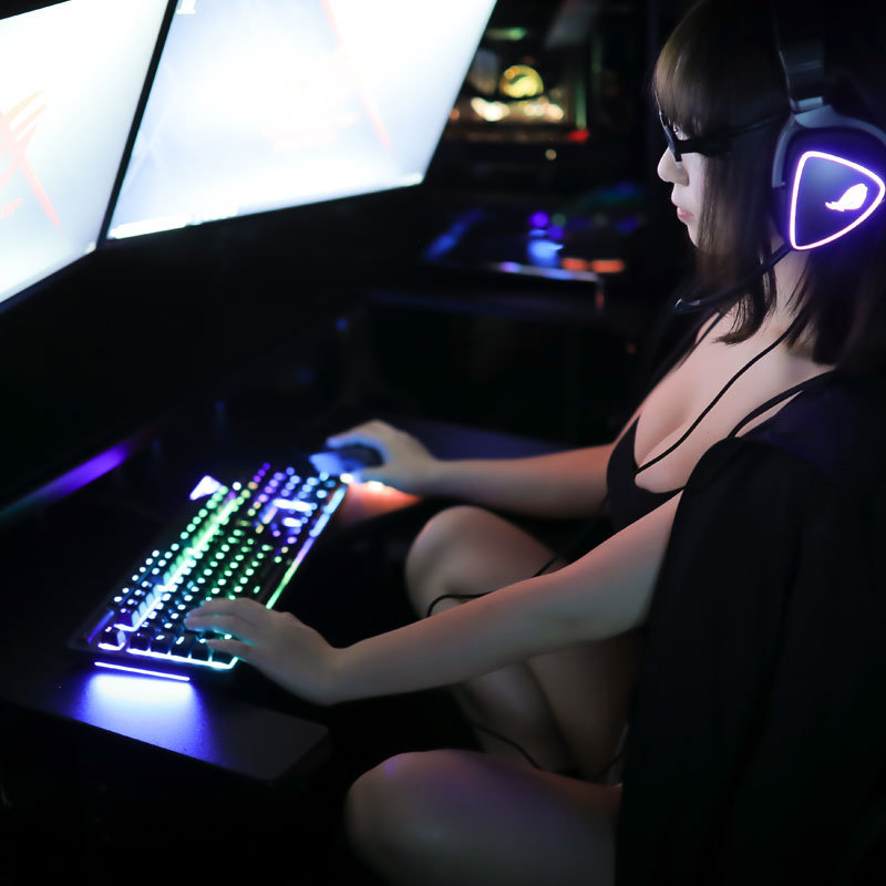 「伊织萌」代言Bauhutte游戏眼镜BGG-02-BK现已发售