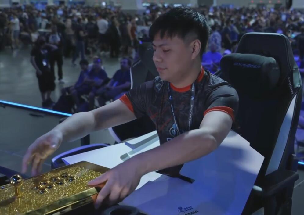 EVO 2023：《拳皇15》总决赛，中国选手“小孩”曾卓君获得冠军