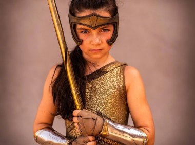 《神奇女侠2》幼年戴安娜和亚马逊战士造型照曝光