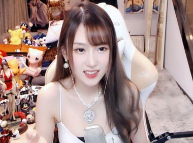 腐团儿户外自拍照,大长腿“拉”得离谱,网友调侃身高2米的女人