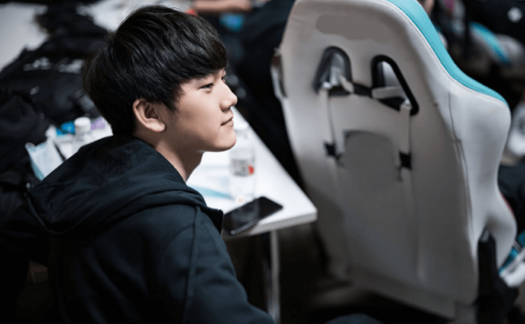 王思聪开价2000万要留阿水，结果到阿水那里只剩1600万