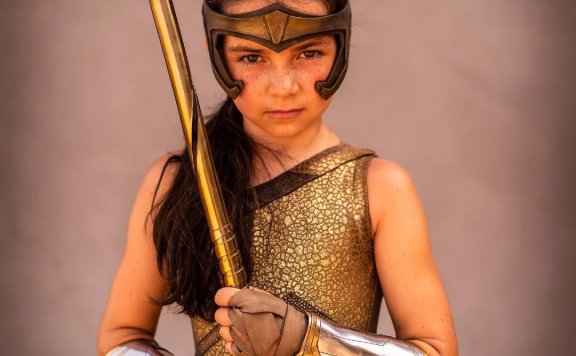 《神奇女侠2》幼年戴安娜和亚马逊战士造型照曝光