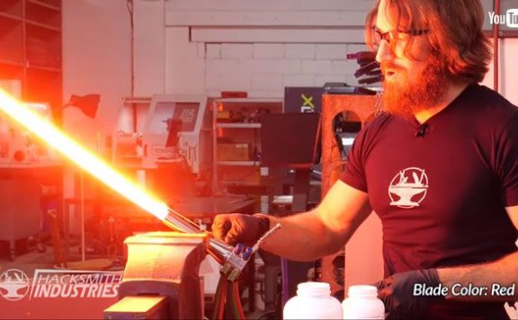 趣闻：粉丝打造现实版《星球大战》等离子体光剑，能烧穿铁门