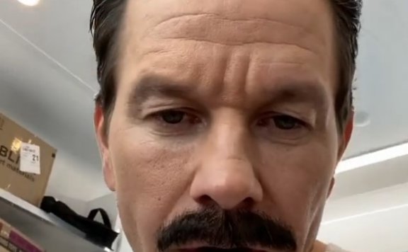 马克·沃尔伯格 公布电影版《神秘海域》苏利文造型照片