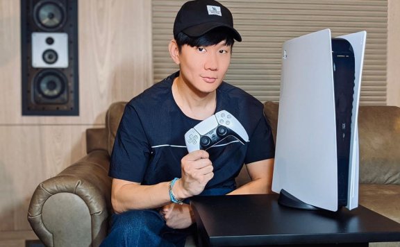 林俊杰 晒出PS5试玩照！