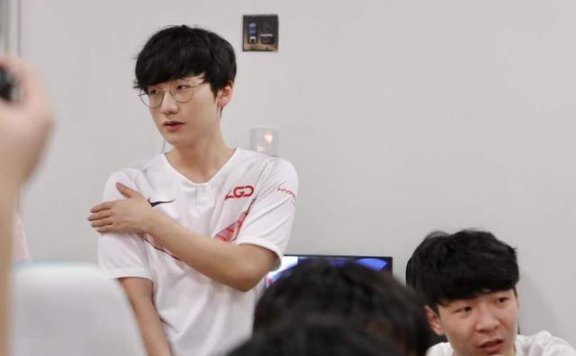 英雄联盟S10：乘风破浪的LGD，险些出局到横扫晋级，LGD绝境中找回了自己