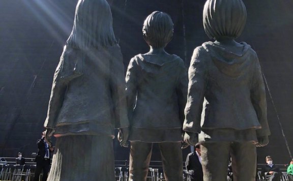 日本进击的巨人铜像揭幕仪式中谏山创透露：「进击的巨人还剩1%~2%完结」 ​​​​