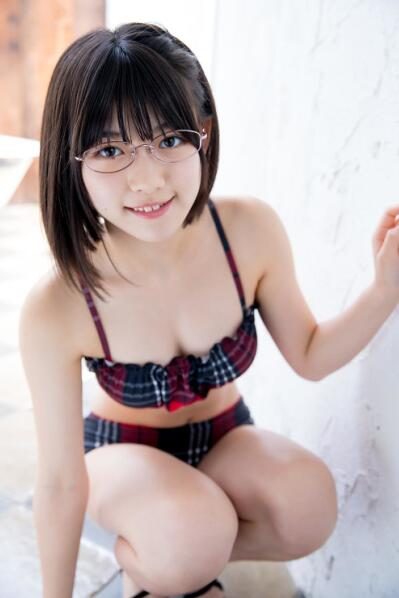 现役JK偶像“沢村りさ” 泳装写真集【眼睛娘】