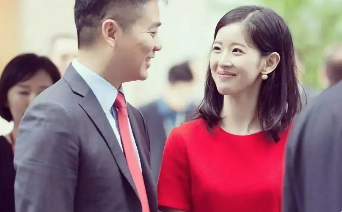 奶茶妹才是聪明人，始终没放弃刘强东，今东哥身价1354亿