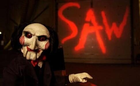 “你想玩游戏吗？”《电锯惊魂9：螺旋》全新片段公布，5月14日北美上映