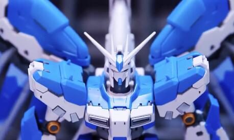 国外胶佬历时4个月制作高达模型组装定格动画